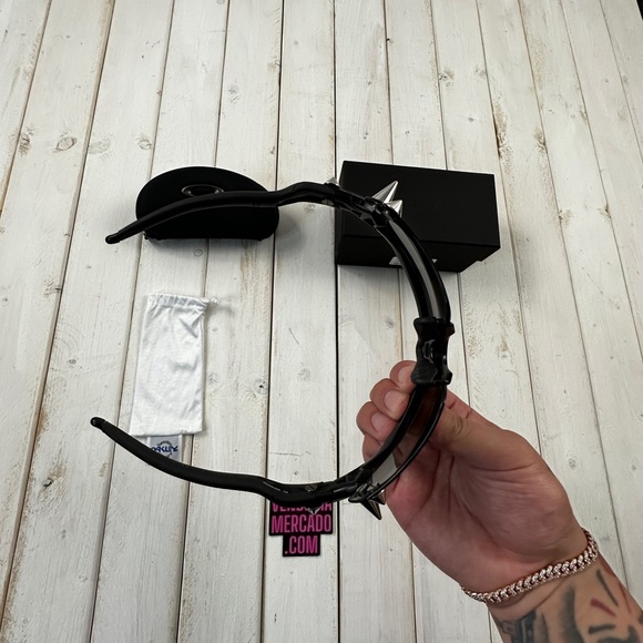 VETEMENTS SS19 SPIKED SHIELD OAKLEY 200 SHADES SUNGLASSES : BLACK - Picture 12 of 16